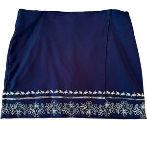 Women’s Crown & Ivy Dark Blue And White Stretchy Skort—Skirt/Shorts. Size 16.